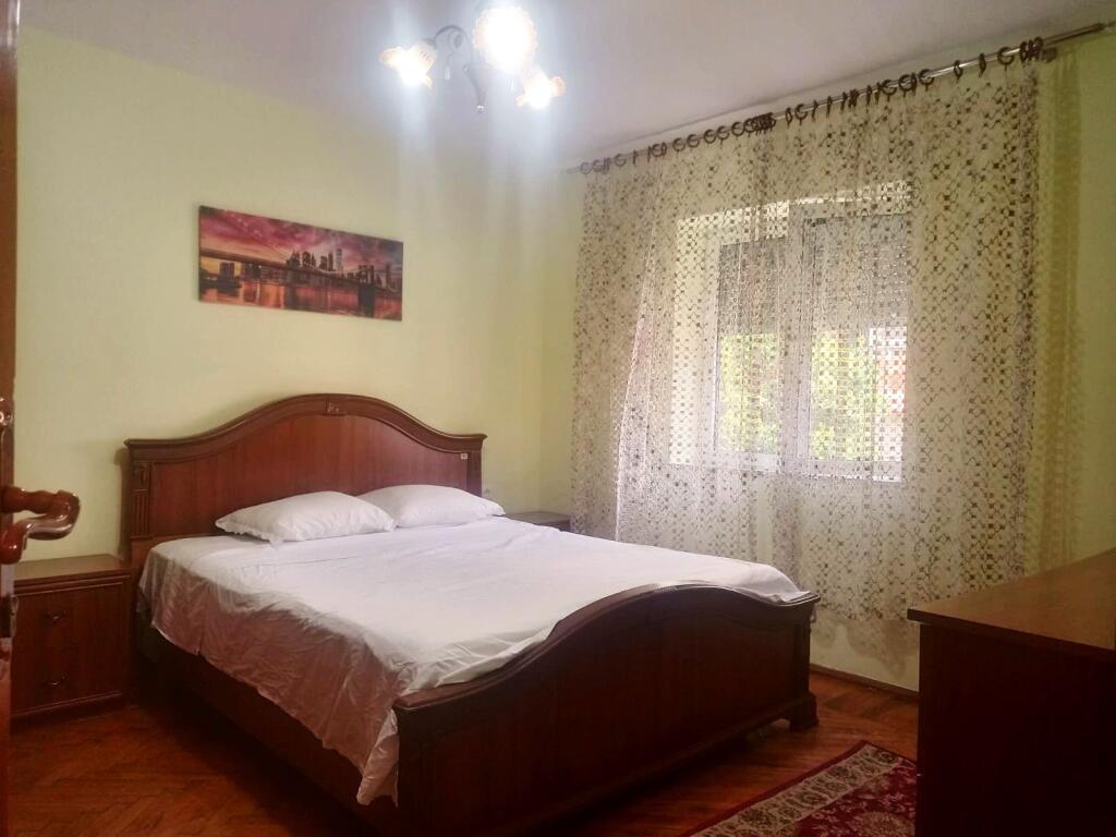 🏢Vicino all'Ambasciata Americana, Via Pjeter Budi, appartamento 1+1 in affitto, arredato.