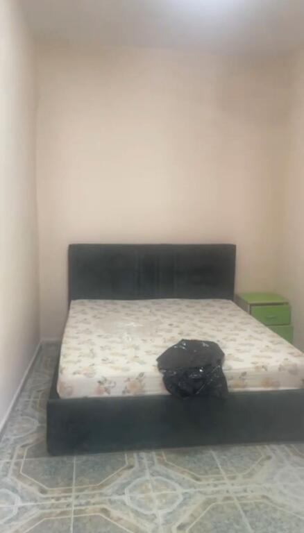 Pak minuta larg Shkollës Kuqe, Rr. Haxhi Sina, jepet me qera kati i I-re i një shtëpie private 1+1, e mobiluar.