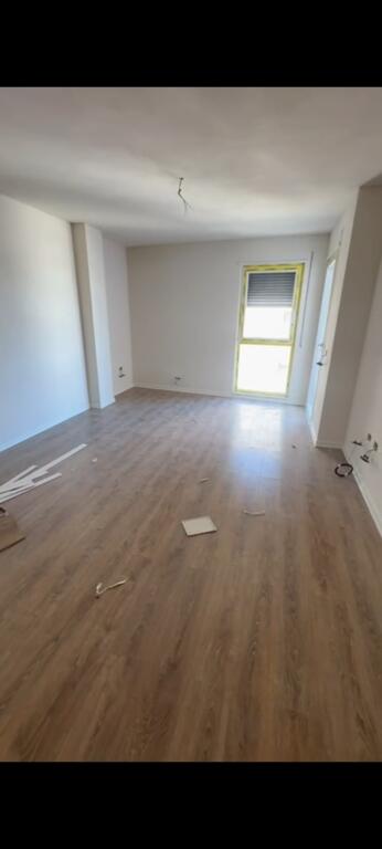 Jepet me qera apartament 1+1 bosh ne Xhamllik.