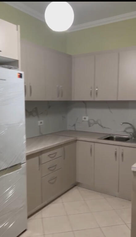 Jepet apartament 1+1 i sapo mobiluar tek Komuna e Parisit, rr Ibrahim Dervishi.