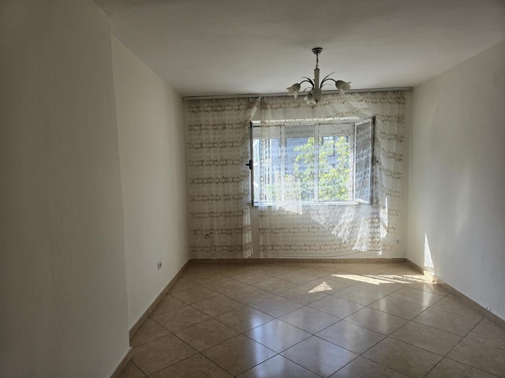 Jepet me qera Apartamenti 2+1 Rruga Ali Demi, prane Raiffeisen Bank