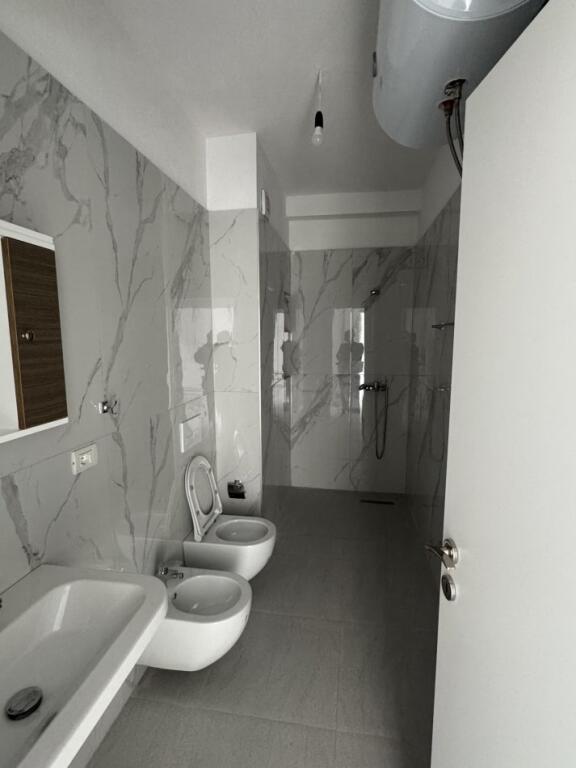Jepet me qera Apartamenti 1+1 me vendodhje (Rruga Kahraman Yll, prane Tv Klan, prane Uet, Porcelan)