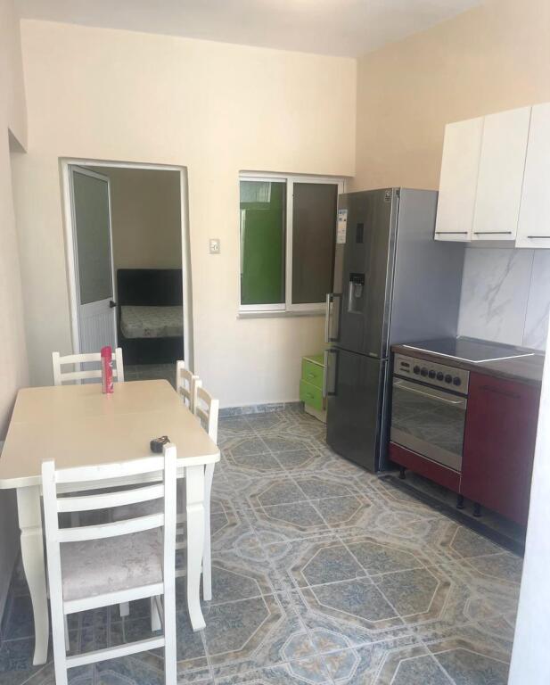 Pak minuta larg Shkollës Kuqe, Rr. Haxhi Sina, jepet me qera kati i I-re i një shtëpie private 1+1, e mobiluar.