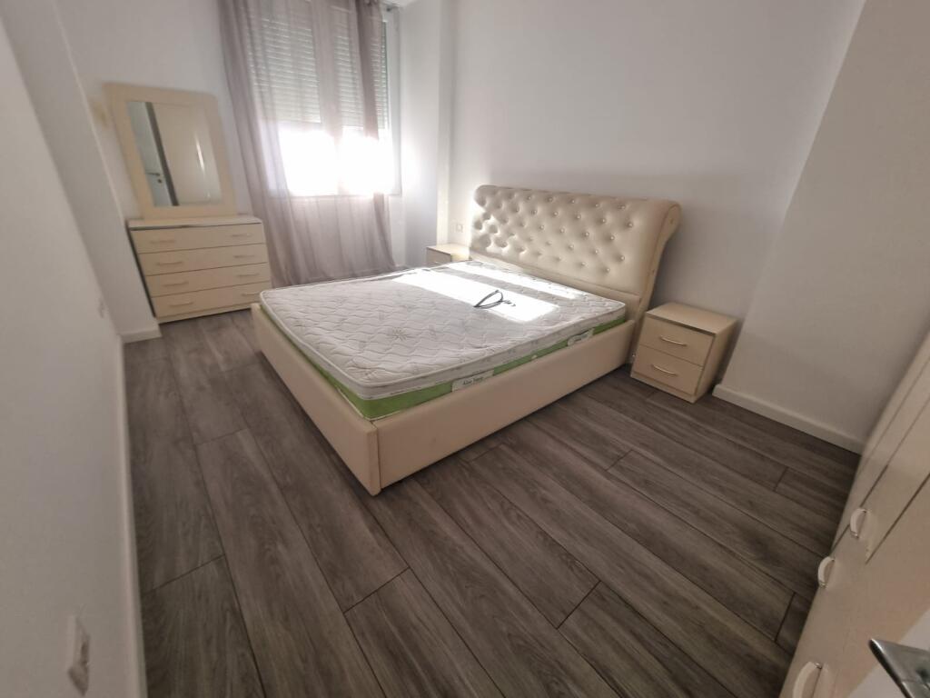 Një apartament jepet me qira 2+1 tek Globe
