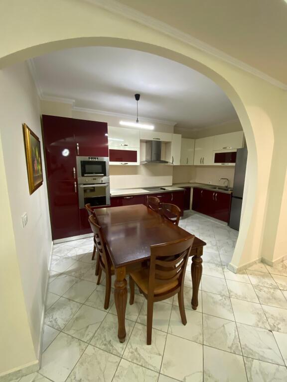 Apartament 2+1 me qira tek Liqeni i thate