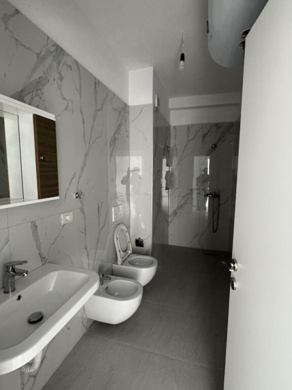 Jepet me qera Apartamenti 1+1 me vendodhje (Rruga Kahraman Yll, prane Tv Klan, prane Uet, Porcelan)