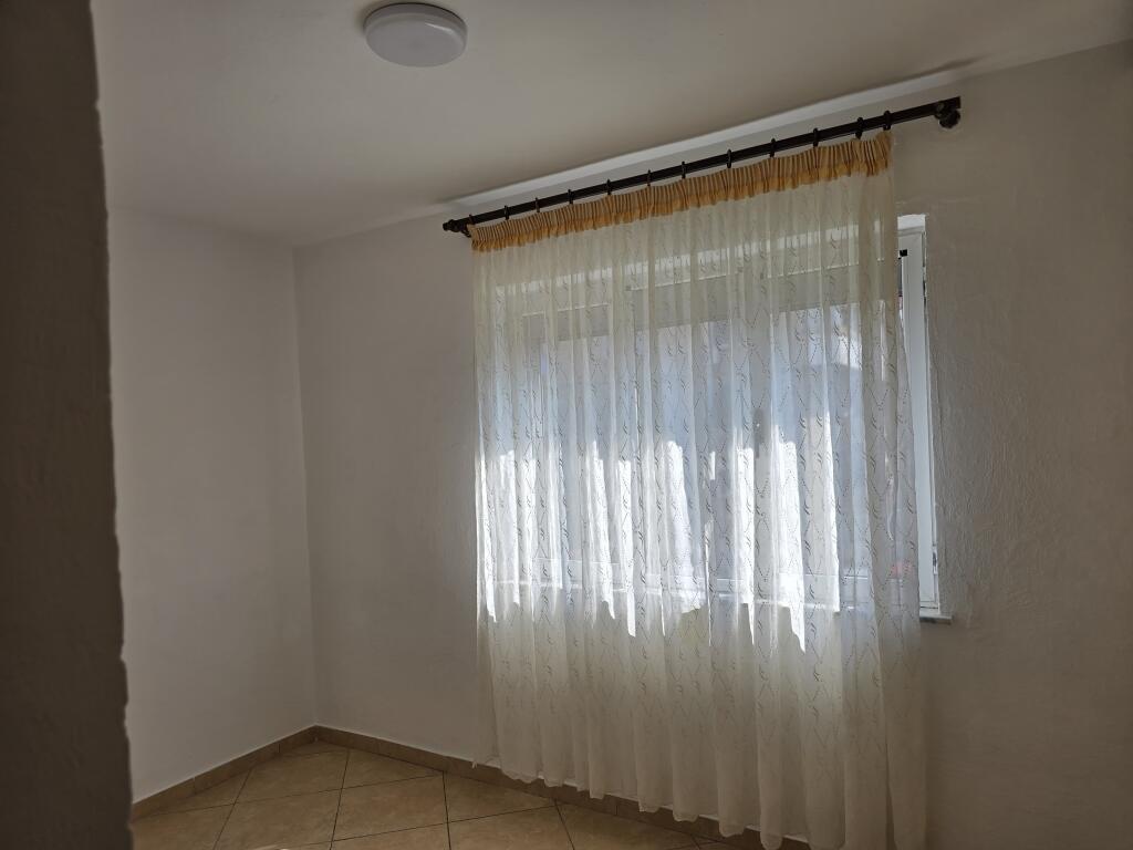 Jepet me qera Apartamenti 2+1 Rruga Ali Demi, prane Raiffeisen Bank
