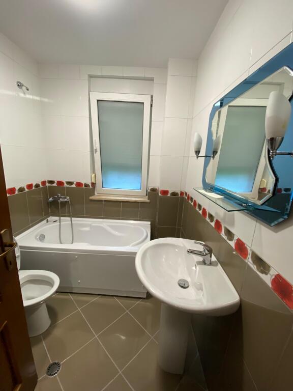 Apartament 2+1 me qira tek Liqeni i thate