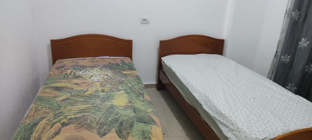 2+1, furnished, at the end of the botanical garden.