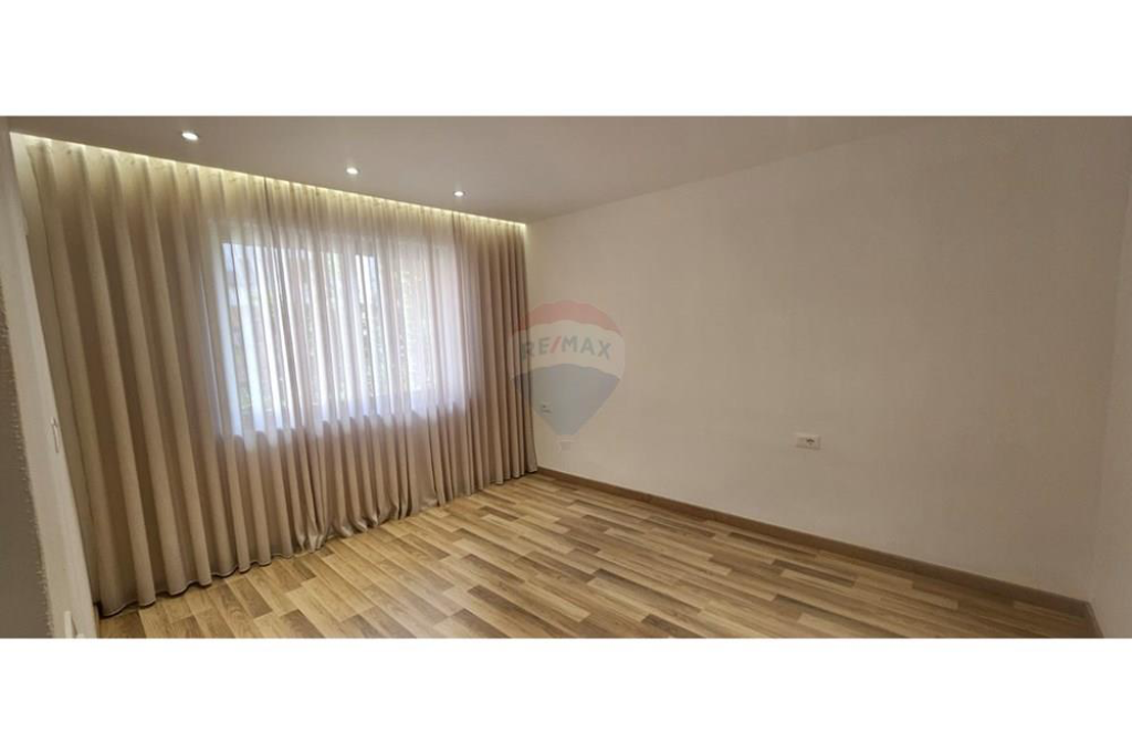 Office for rent in Xhamllik