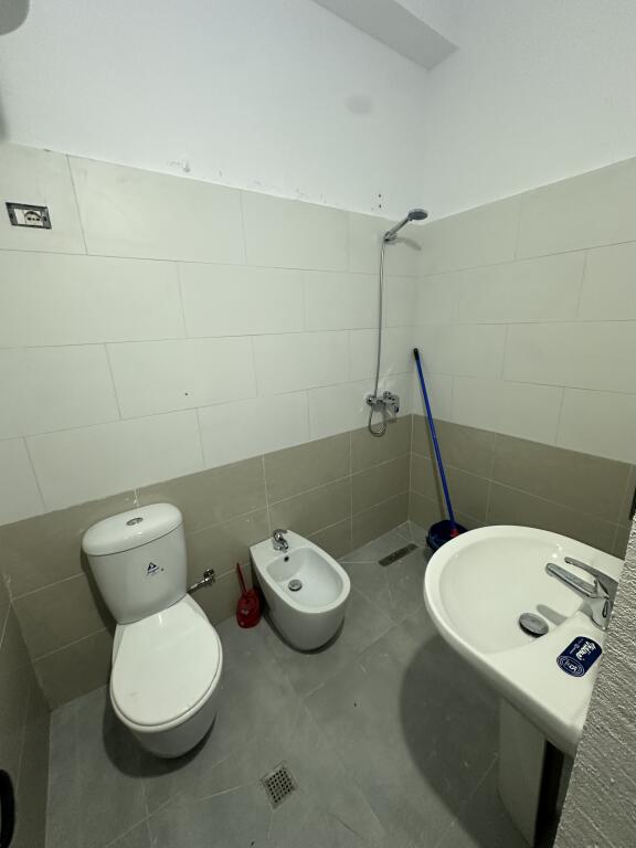 Apartament 2+1 për qira tek kthesa e Kamzës.