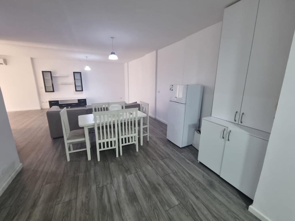 Një apartament jepet me qira 2+1 tek Globe