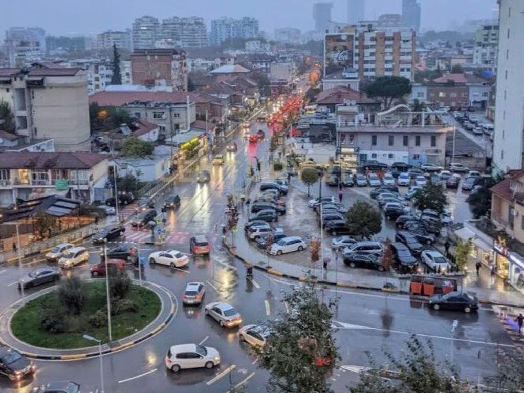 NEGOZIO IN VENDITA A KOMUNA PARISIT