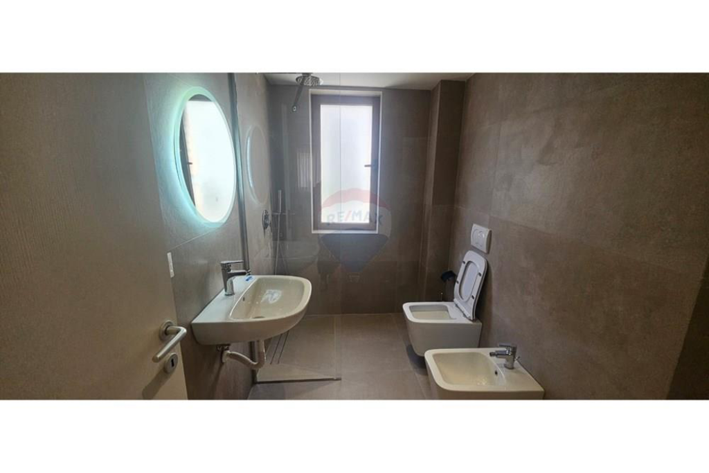 Office for rent in Xhamllik