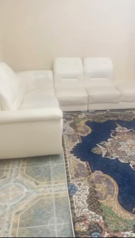 Pak minuta larg Shkollës Kuqe, Rr. Haxhi Sina, jepet me qera kati i I-re i një shtëpie private 1+1, e mobiluar.