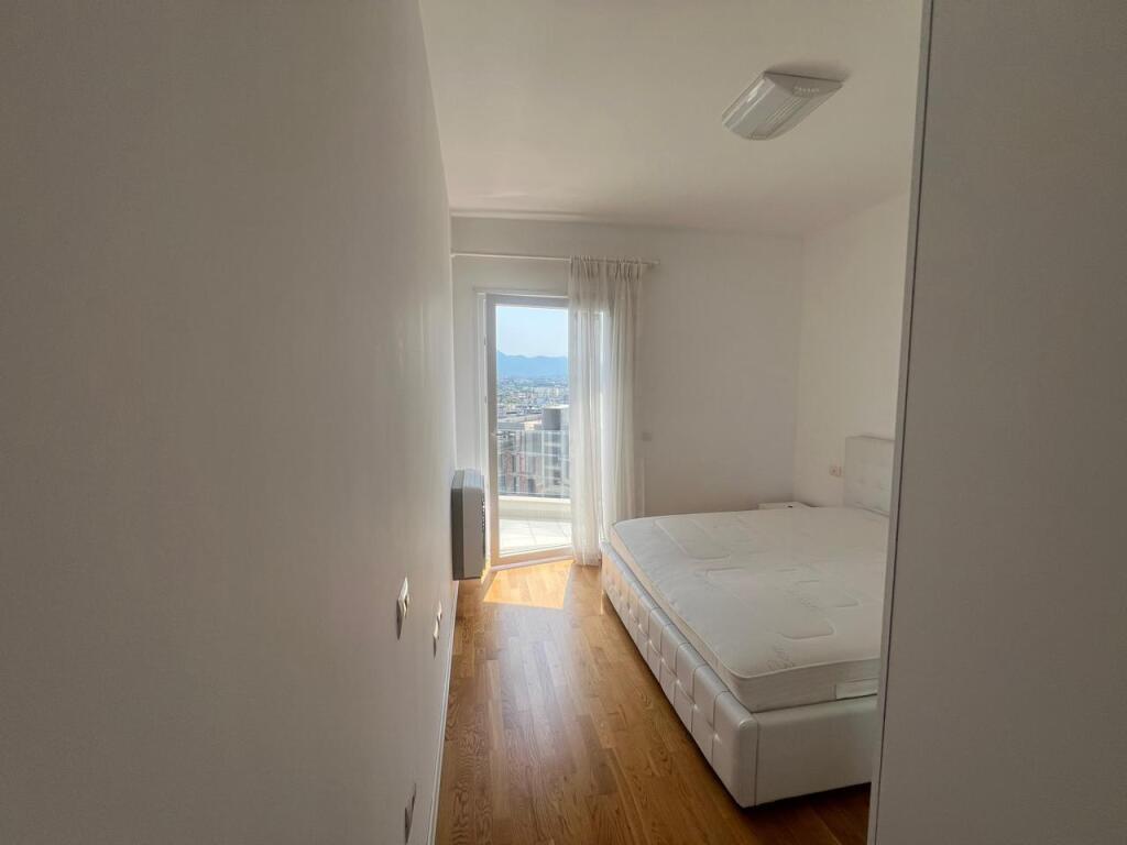 2+2 stanze + 1 balcone in affitto in via Selite e Vjetet, vicino alla moschea e all'asilo.