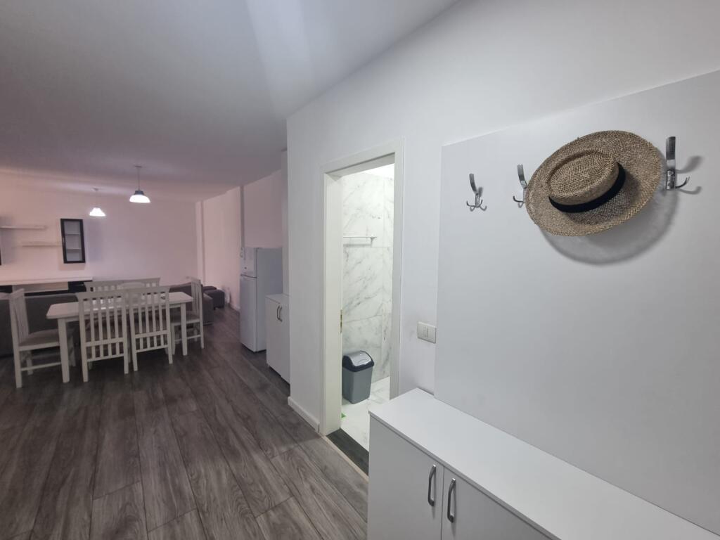 Një apartament jepet me qira 2+1 tek Globe