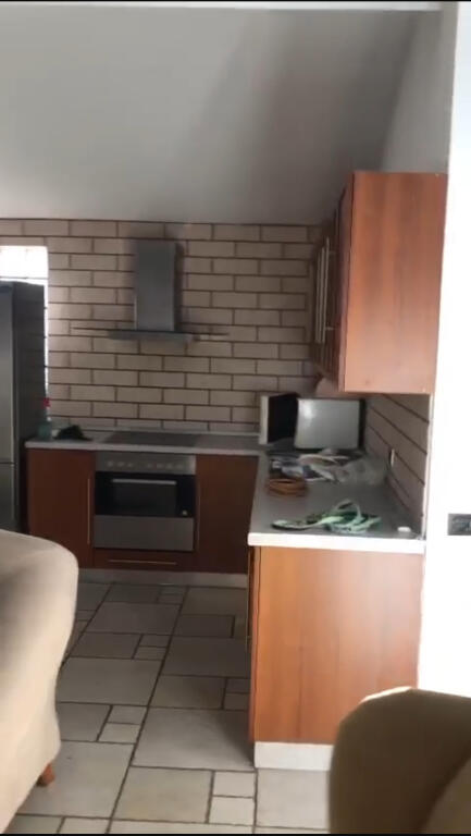 Jepet apartment 1+1 me qera prane Spitalit Nene Tereza.