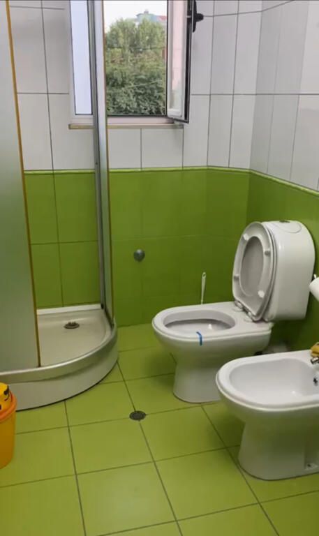 Si offre un ingresso 3+1 in via Kavaja, dietro il Centro Globe.