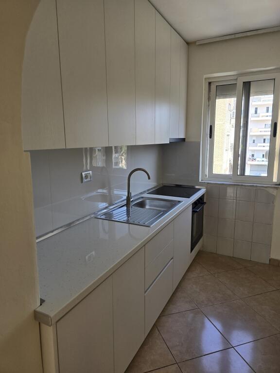 Jepet me qera Apartamenti 2+1 Rruga Ali Demi, prane Raiffeisen Bank