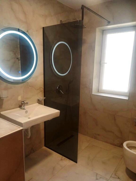 🏢Vicino all'Ambasciata Americana, Via Pjeter Budi, appartamento 1+1 in affitto, arredato.