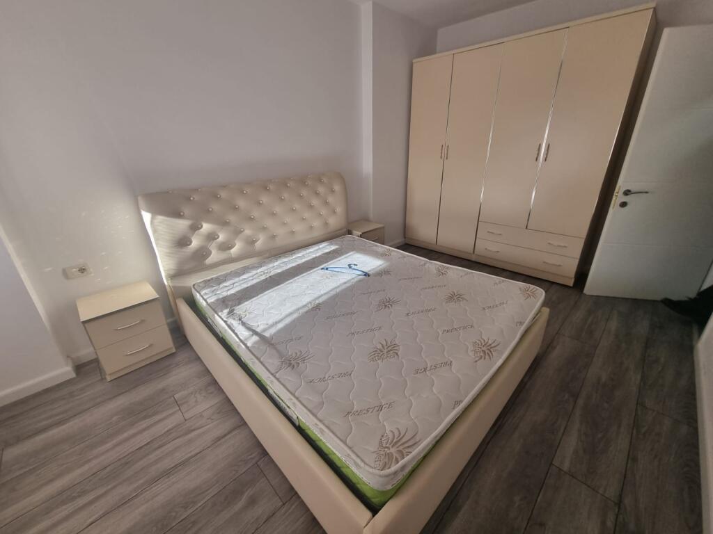 Një apartament jepet me qira 2+1 tek Globe