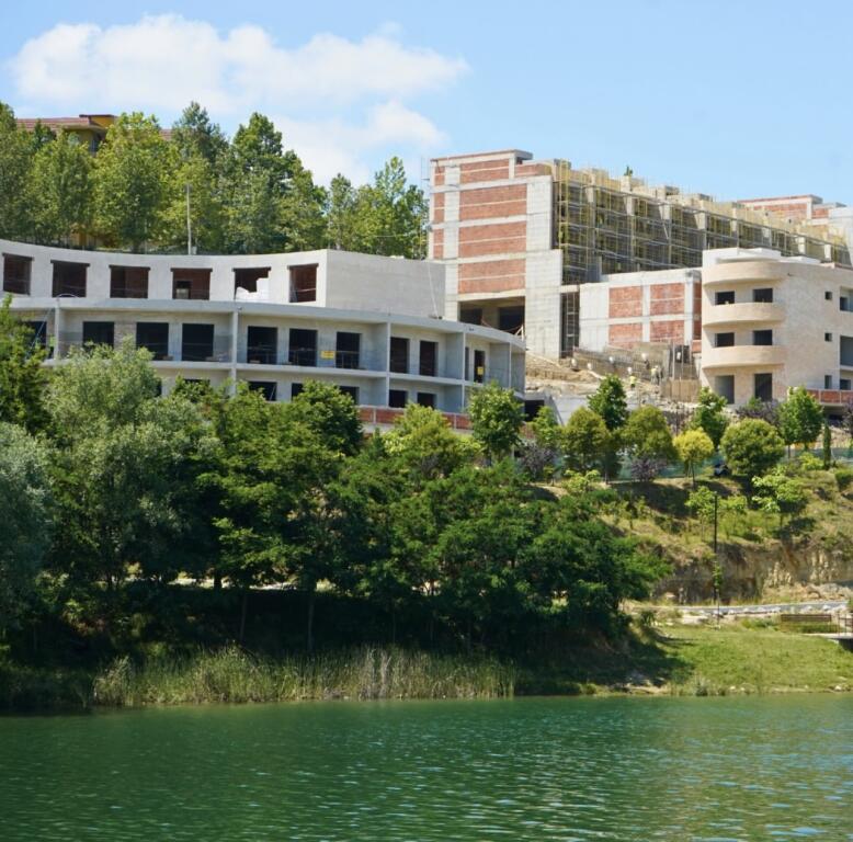 Shitet vile tek Swan Lake Residence nr Farke