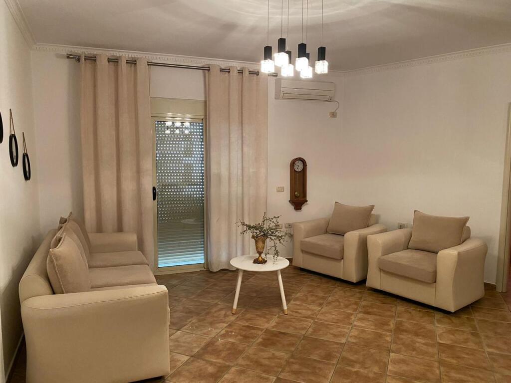 Në zonën e Freskut, pranë Supermarket SPAR, jepet me qera apartament 1+1, i mobiluar.