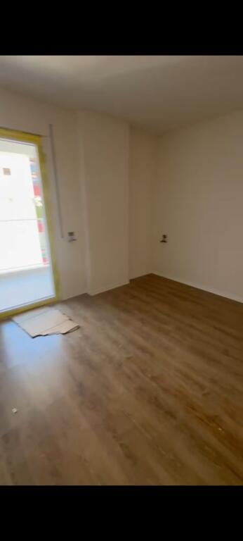Jepet me qera apartament 1+1 bosh ne Xhamllik.