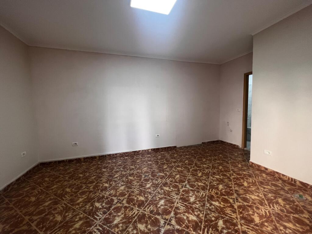 Qira Ambient Biznesi "Rr.Elbasanit" - Tiranë.
