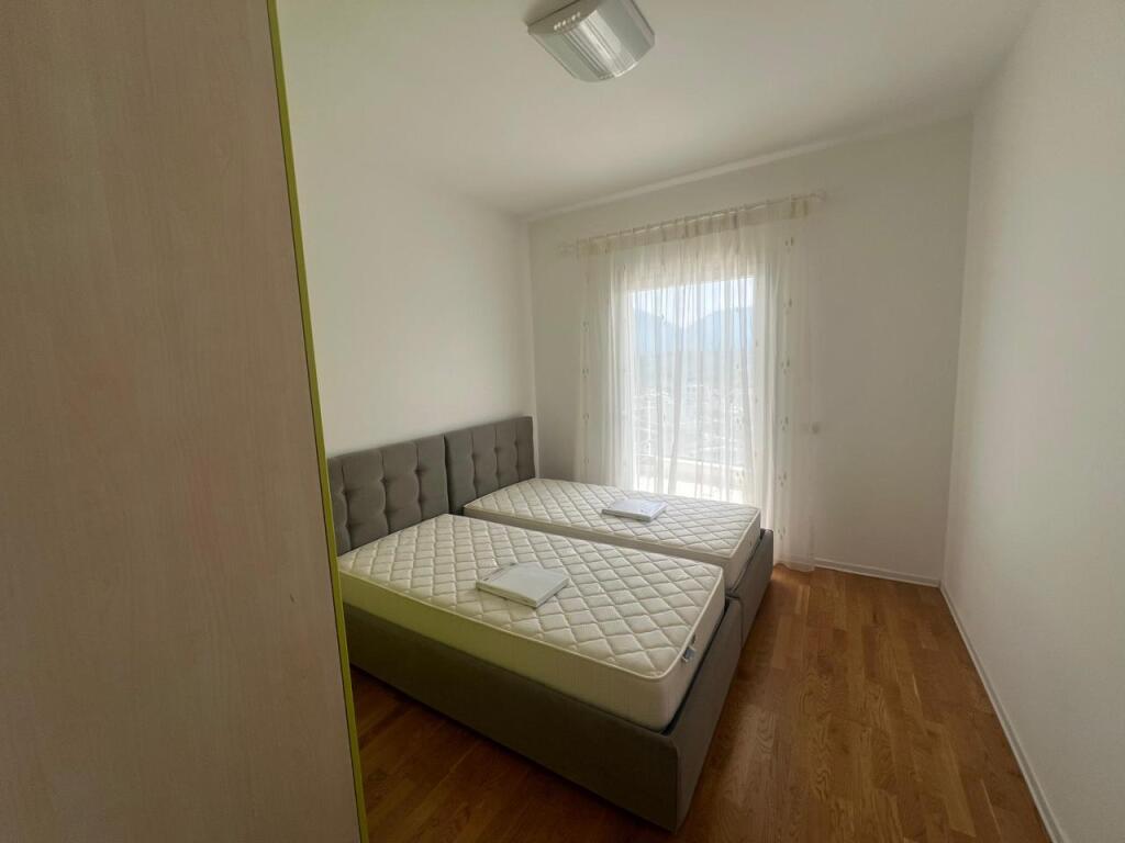 2+2 stanze + 1 balcone in affitto in via Selite e Vjetet, vicino alla moschea e all'asilo.