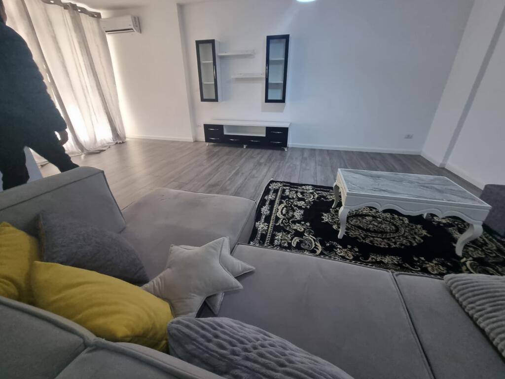 Një apartament jepet me qira 2+1 tek Globe