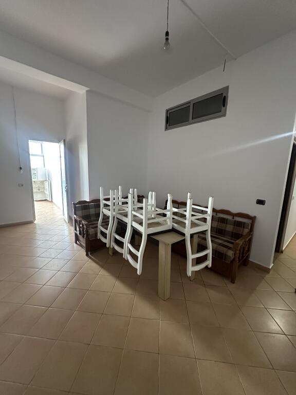 Apartament 2+1 për qira tek kthesa e Kamzës.