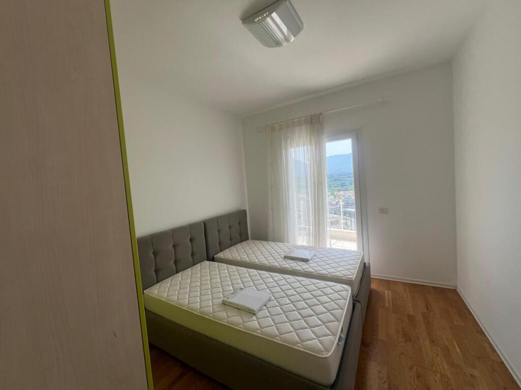 2+2 stanze + 1 balcone in affitto in via Selite e Vjetet, vicino alla moschea e all'asilo.
