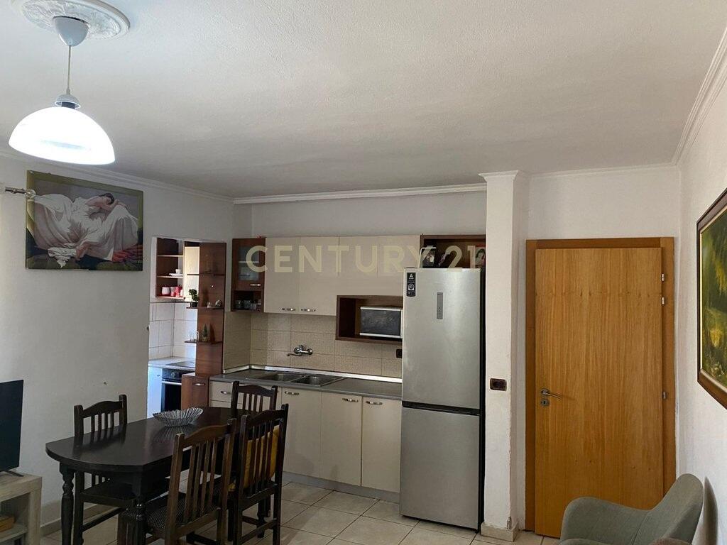 Shitet apartament 1+1 ne Ali Dem, Tek Burgu Grave.
