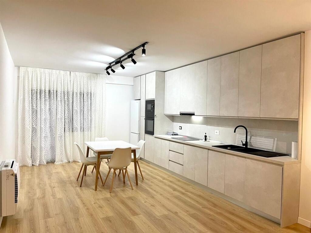 APARTAMENT ME QERA 2+1 KOPSHTI BOTANIK