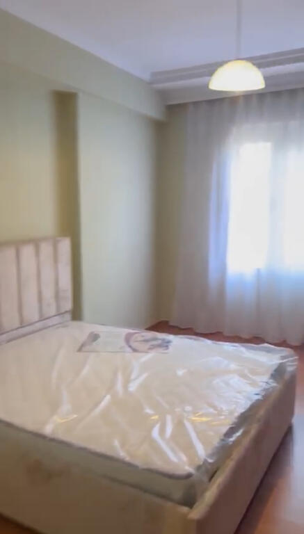 Jepet apartament 1+1 i sapo mobiluar tek Komuna e Parisit, rr Ibrahim Dervishi.