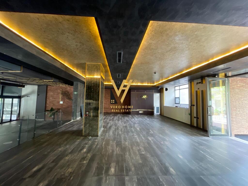 SHITET AMBIENT KOMERCIAL 440 M2 TE 21 DHJETORI
