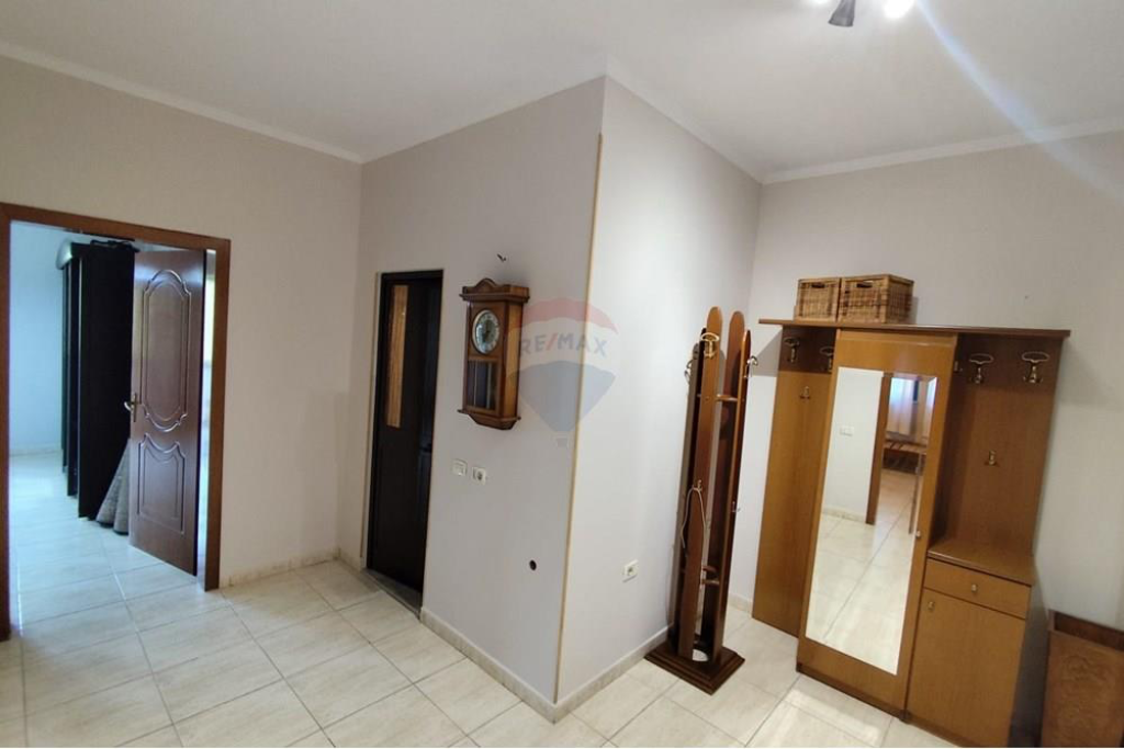 Apartament 2+1+2 per shitje ne fillim te rruges Ali Demi!