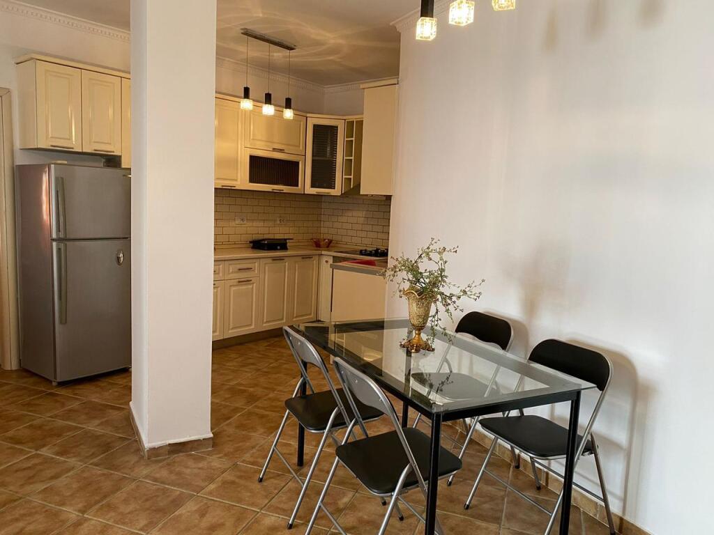 Në zonën e Freskut, pranë Supermarket SPAR, jepet me qera apartament 1+1, i mobiluar.