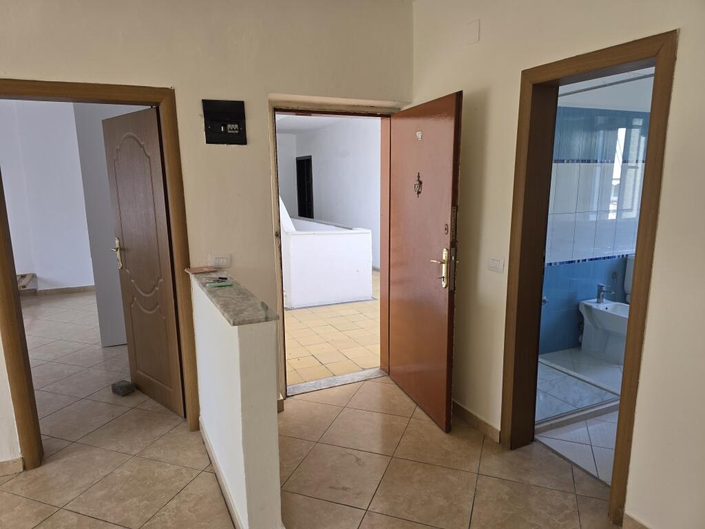 Jepet me qera Apartamenti 2+1 Rruga Ali Demi, prane Raiffeisen Bank