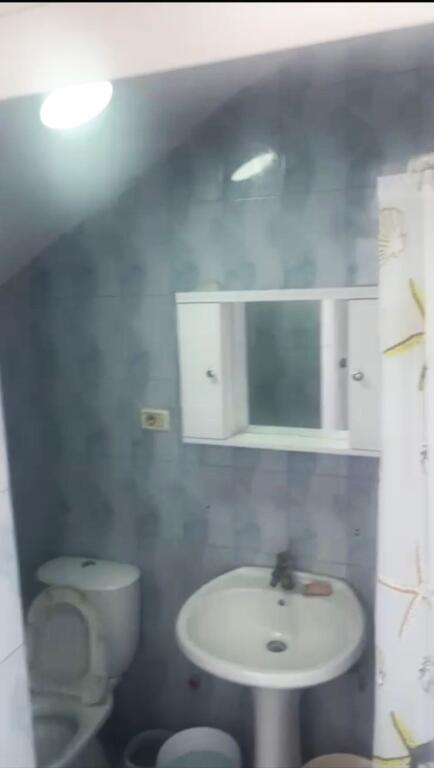 Pak minuta larg Shkollës Kuqe, Rr. Haxhi Sina, jepet me qera kati i I-re i një shtëpie private 1+1, e mobiluar.
