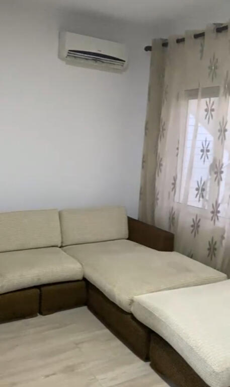 Si offre un ingresso 3+1 in via Kavaja, dietro il Centro Globe.