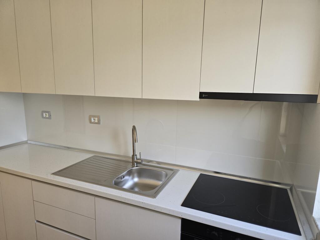Jepet me qera Apartamenti 2+1 Rruga Ali Demi, prane Raiffeisen Bank