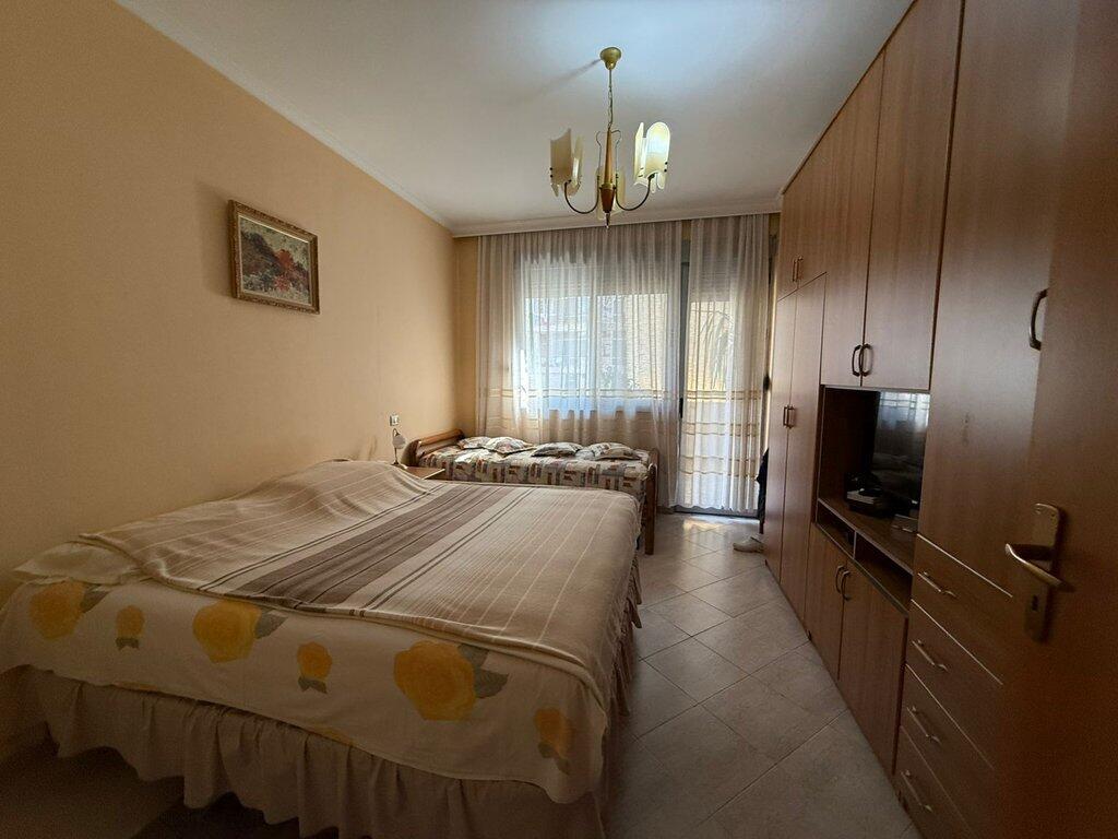 Shitet, Apartament 1+1+Verande, Rruga e Kavajës.