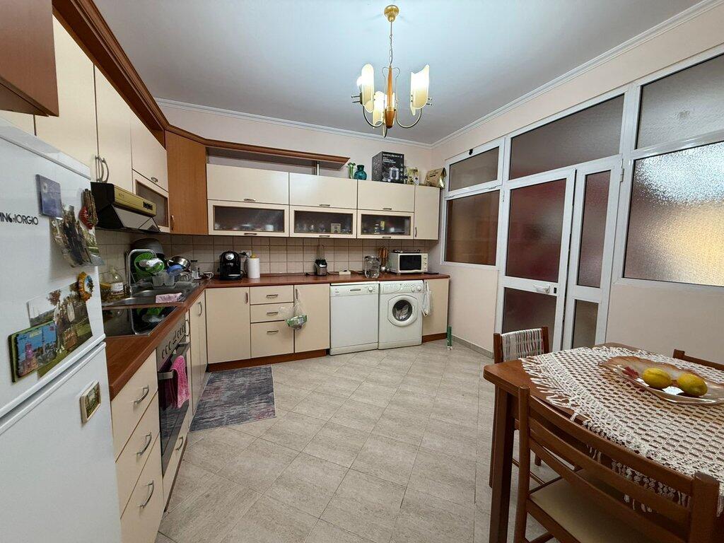 Shitet, Apartament 1+1+Verande, Rruga e Kavajës.