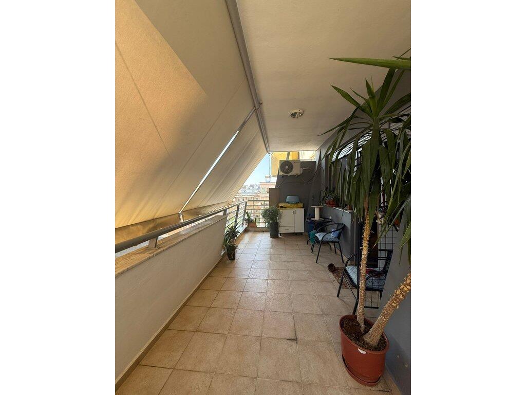 Shitet, Apartament 1+1+Verande, Rruga e Kavajës.