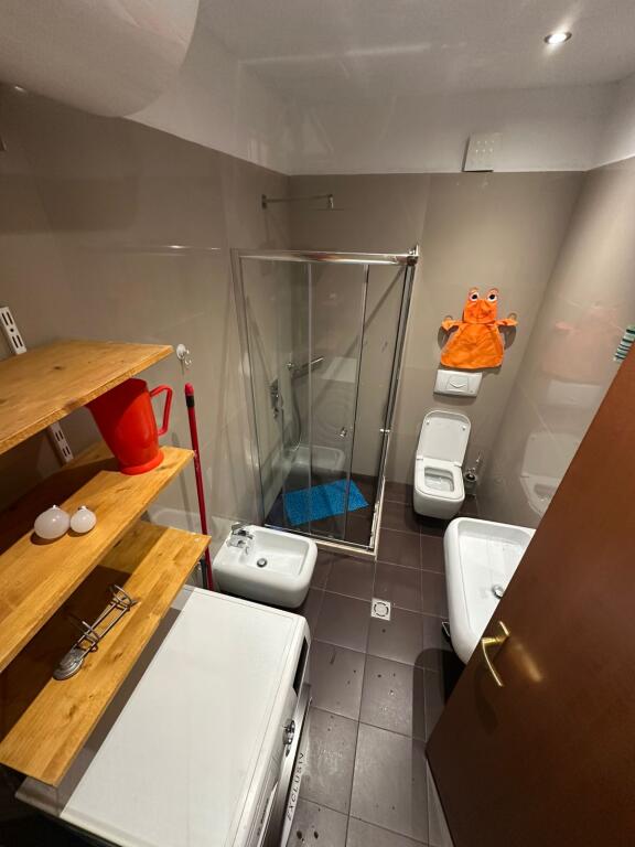 Tek Xhamia Tabakeve, Rruga Shyqyri Ishmi, jepet me qera apartament 2+1+2, i mobiluar.