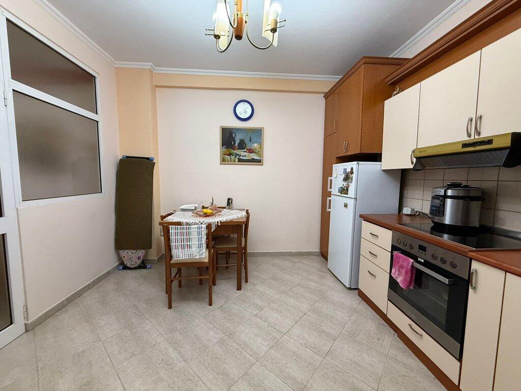 Shitet, Apartament 1+1+Verande, Rruga e Kavajës.