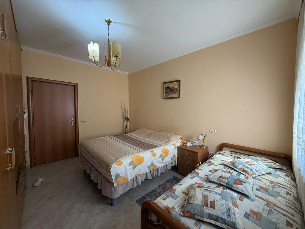 Shitet, Apartament 1+1+Verande, Rruga e Kavajës.